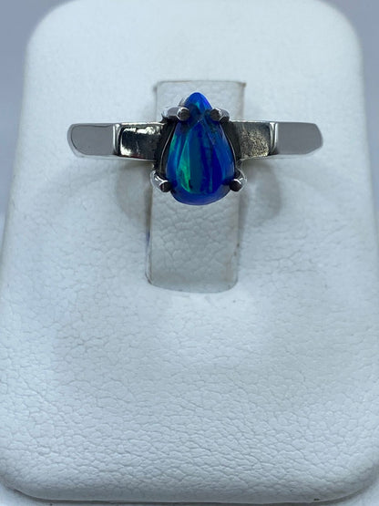 Anillo de Plata .925 con Ópalo Azul de Fuego en Corte Gota — vista lateral