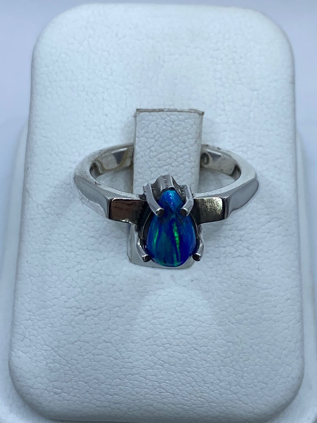 Anillo de Plata .925 con Ópalo Azul de Fuego en Corte Gota, vista lateral