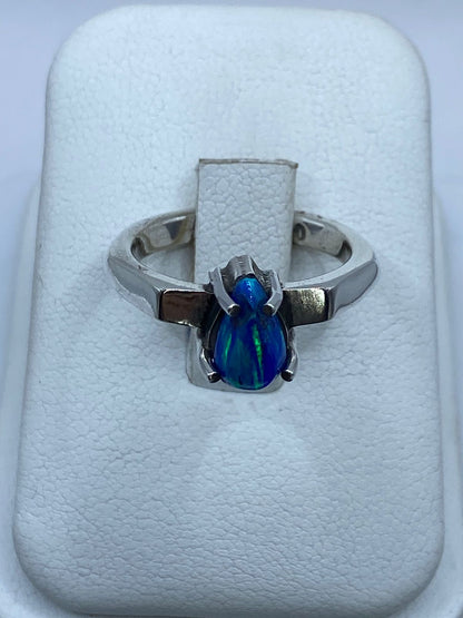 Anillo de Plata .925 con Ópalo Azul de Fuego en Corte Gota, vista lateral