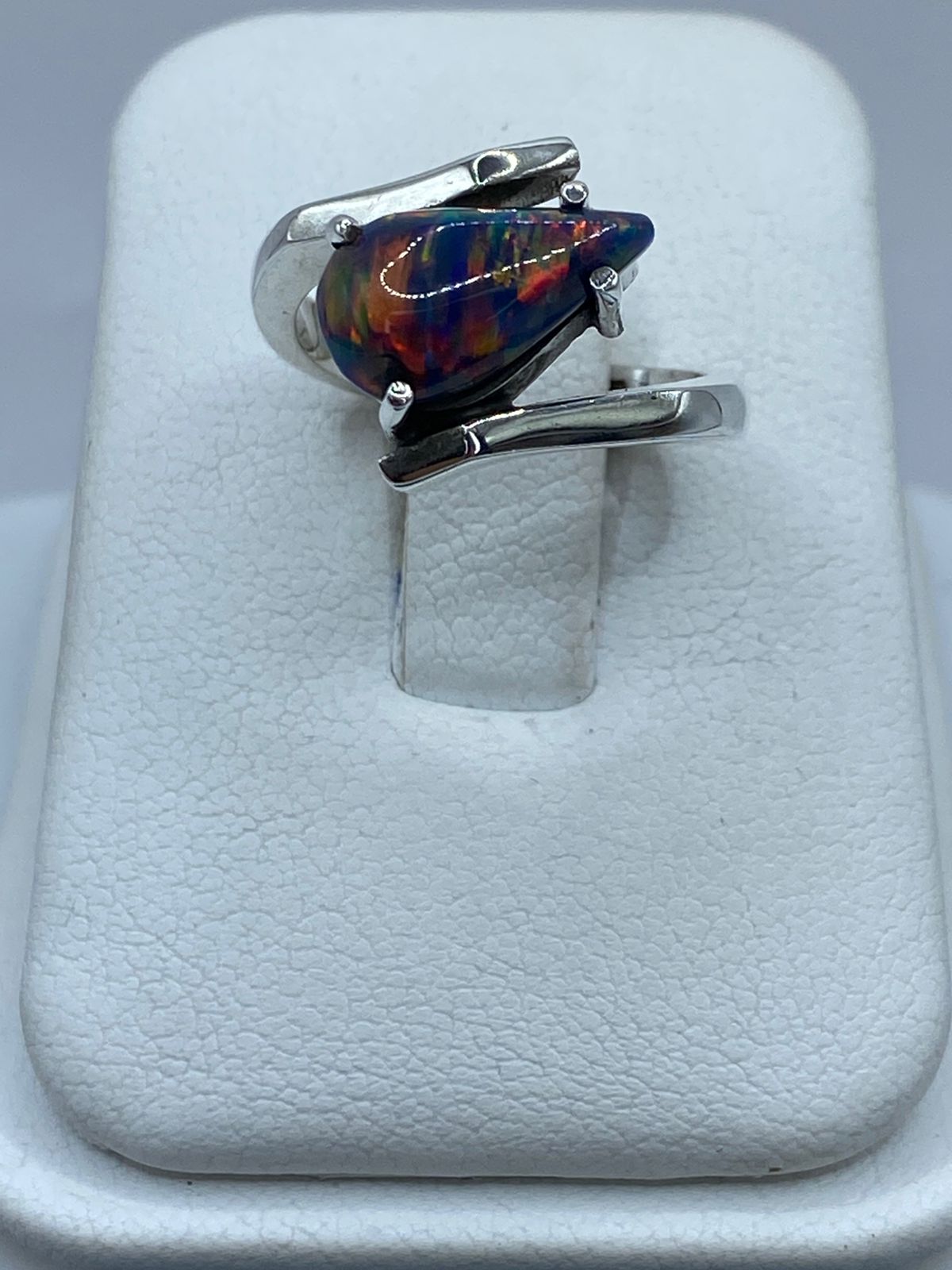 Anillo de Plata .925 con Ópalo de Fuego Azul y Destellos Multicolor, vista frontal