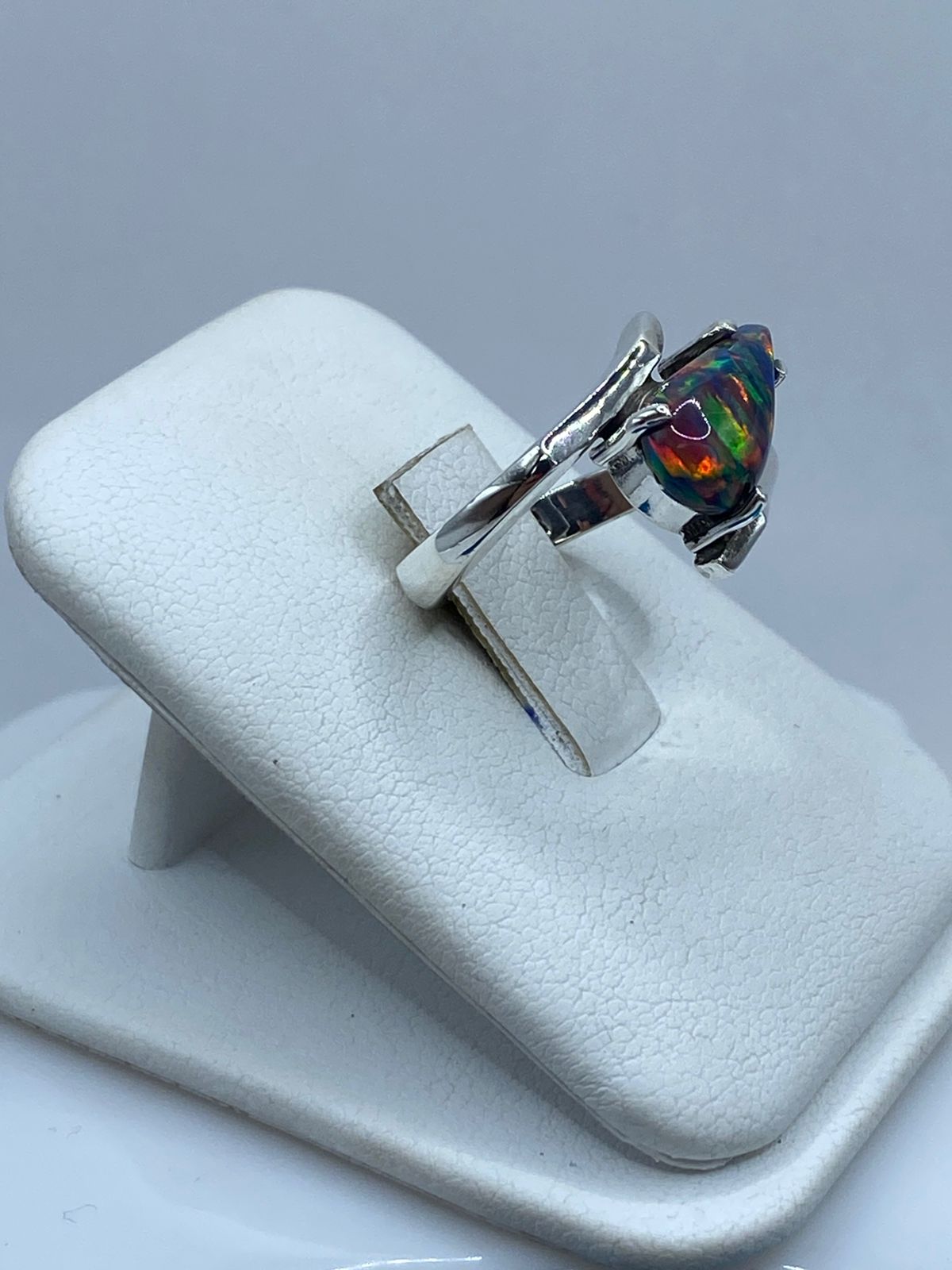 Anillo de Plata .925 con Ópalo de Fuego Azul y Destellos Multicolor, vista lateral