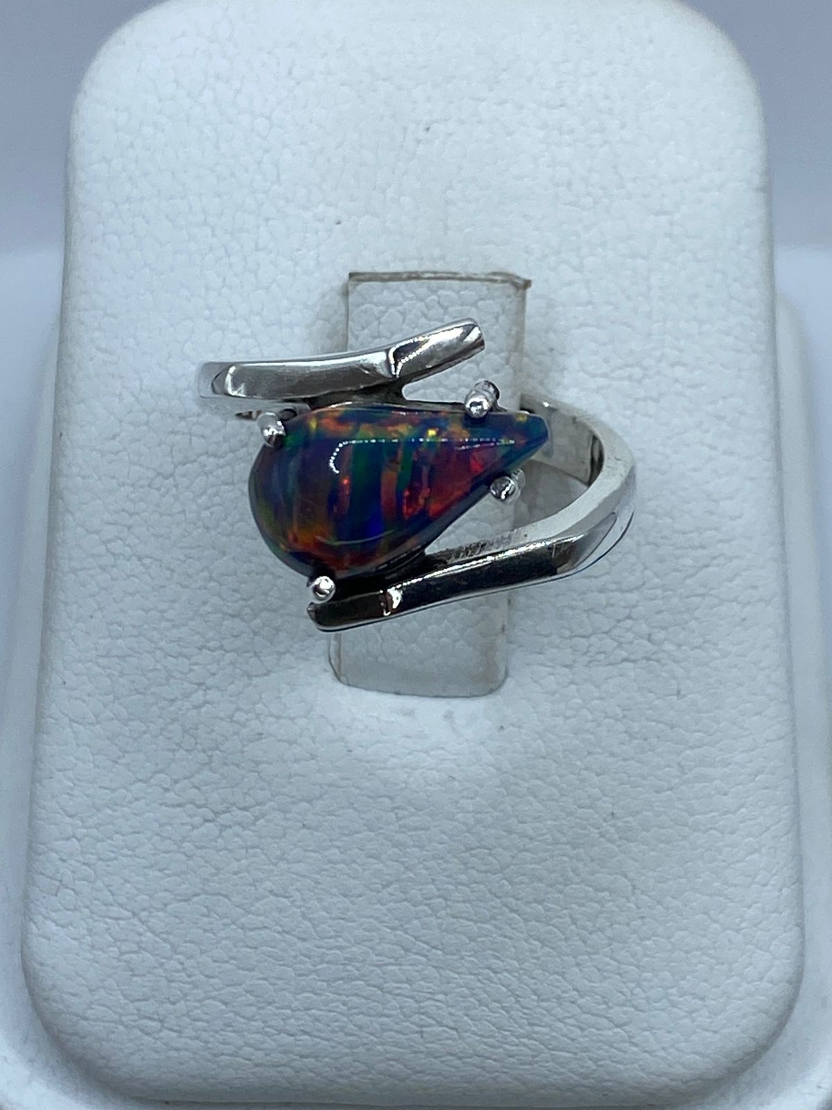 Anillo de Plata .925 con Ópalo de Fuego Azul y Destellos Multicolor — ángulo diagonal