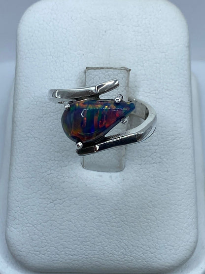 Anillo de Plata .925 con Ópalo de Fuego Azul y Destellos Multicolor — ángulo diagonal