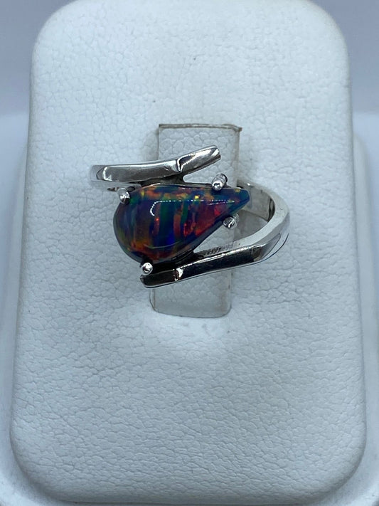 Anillo de Plata .925 con Ópalo de Fuego Azul y Destellos Multicolor — ángulo diagonal