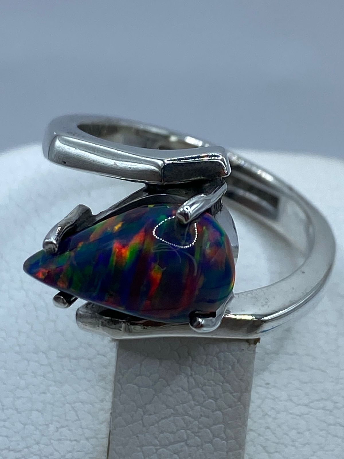 Anillo de Plata .925 con Ópalo de Fuego Azul y Destellos Multicolor, sello de autenticidad Plata Ley .925