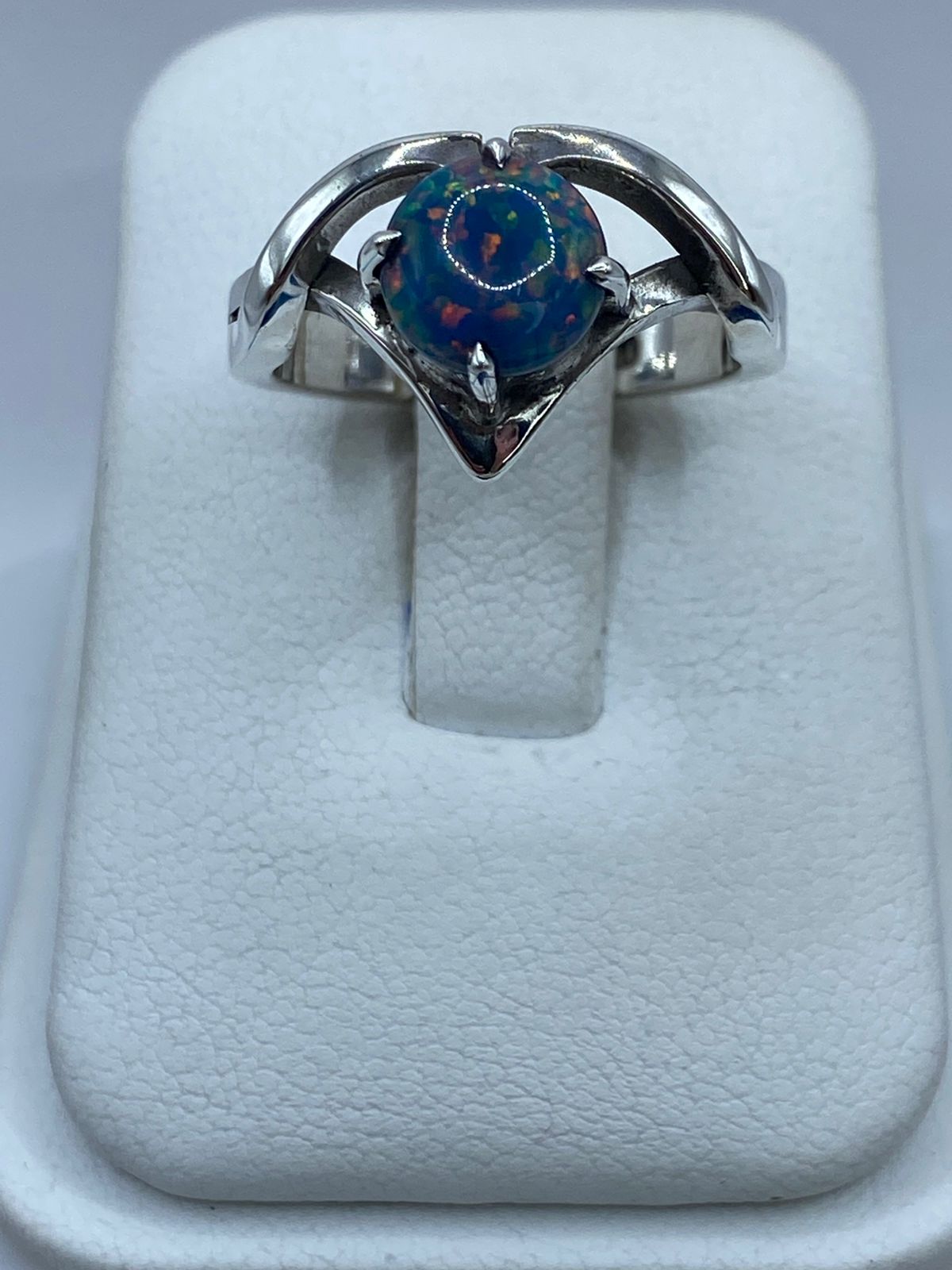 Anillo de Plata .925 con Ópalo de Fuego Azul Pastel y Destellos Tornasol, vista frontal