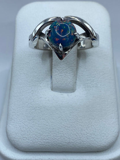 Anillo de Plata .925 con Ópalo de Fuego Azul Pastel y Destellos Tornasol, vista frontal