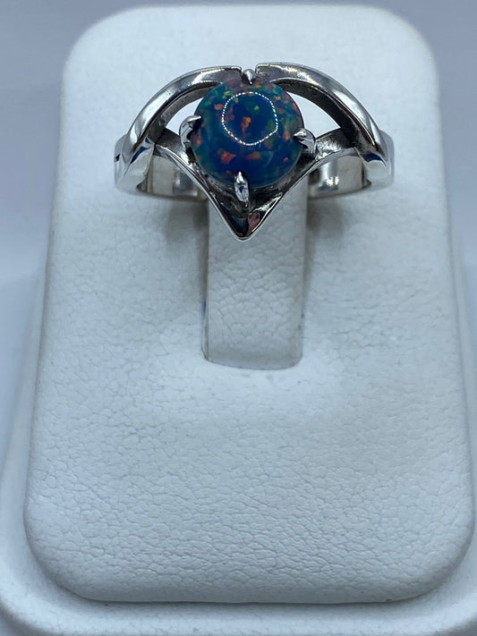 Anillo de Plata .925 con Ópalo de Fuego Azul Pastel y Destellos Tornasol, vista frontal