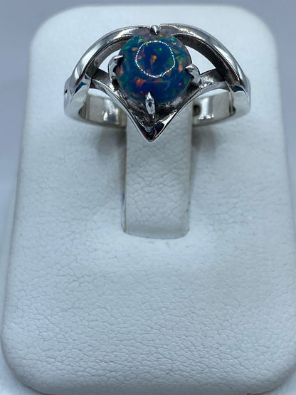 Anillo de Plata .925 con Ópalo de Fuego Azul Pastel y Destellos Tornasol — ángulo diagonal