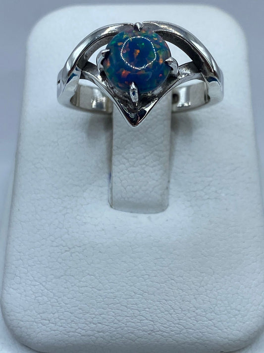 Anillo de Plata .925 con Ópalo de Fuego Azul Pastel y Destellos Tornasol — ángulo diagonal