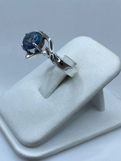 Anillo de Plata .925 con Ópalo de Fuego Azul Pastel y Destellos Tornasol, vista lateral