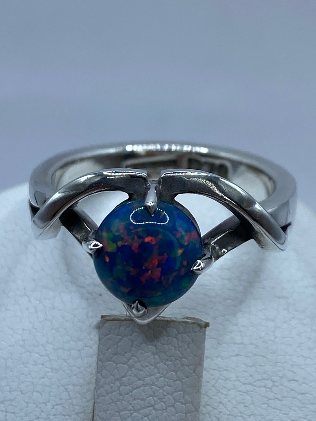 Anillo de Plata .925 con Ópalo de Fuego Azul Pastel y Destellos Tornasol, sello de autenticidad Plata Ley .925