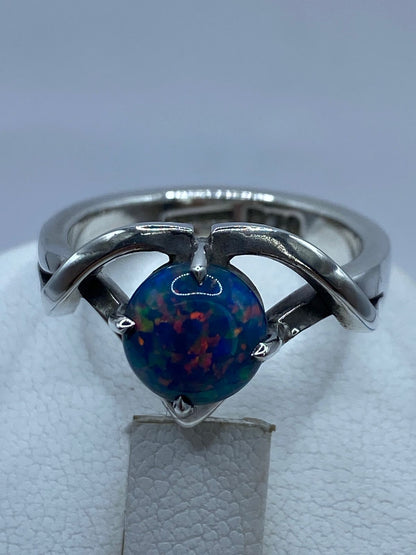 Anillo de Plata .925 con Ópalo de Fuego Azul Pastel y Destellos Tornasol, sello de autenticidad Plata Ley .925