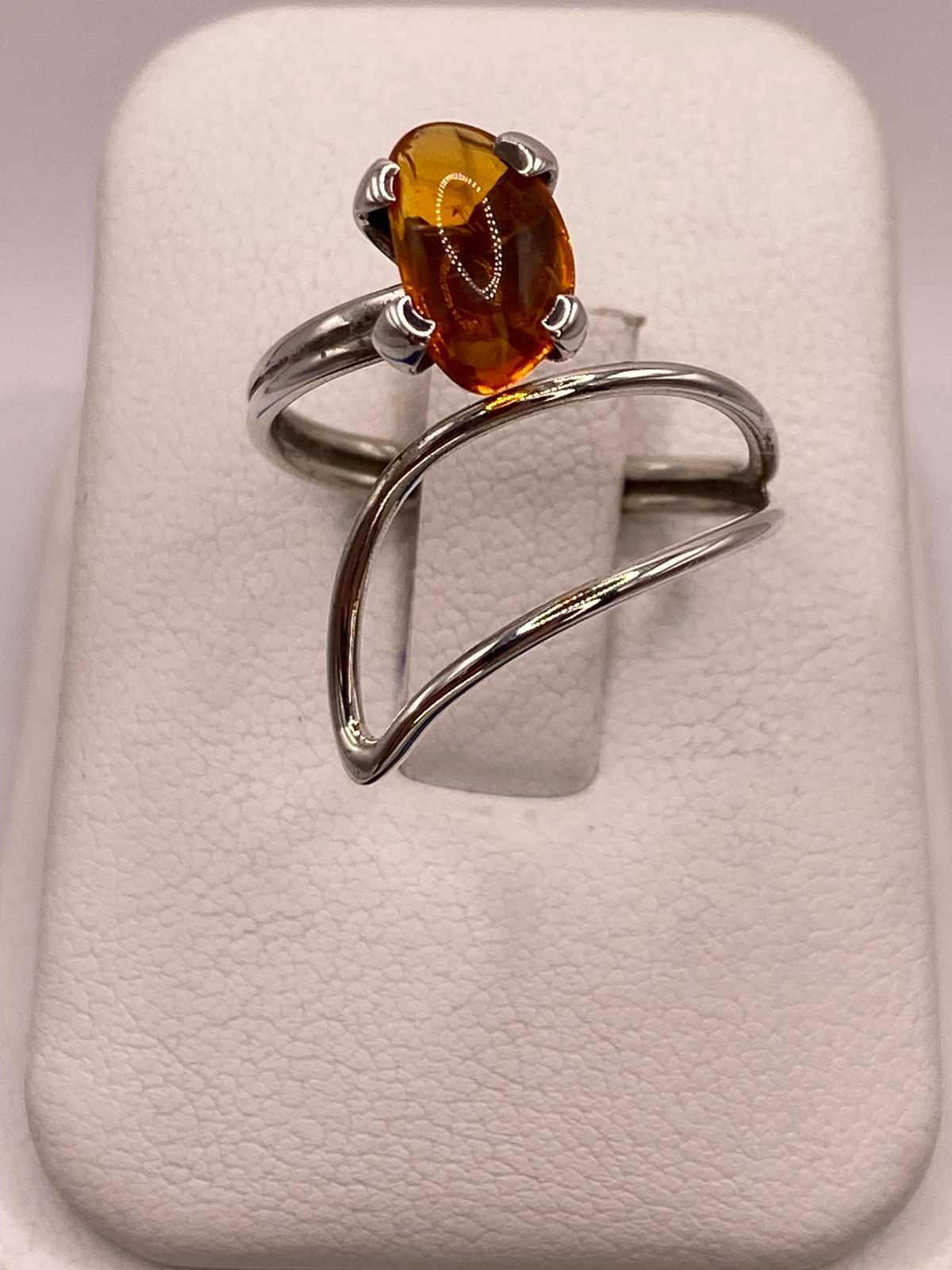 Anillo de Plata 925 con Piedra Ámbar en báscula mostrando peso