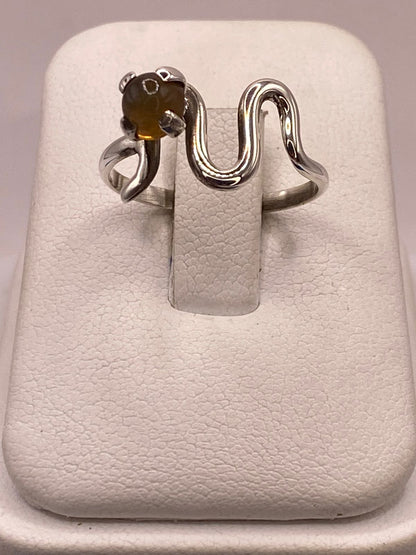 Anillo de Plata 925 con Piedra Ámbar en báscula mostrando peso