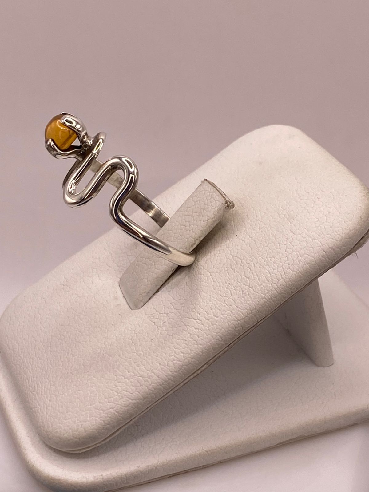 Anillo de Plata 925 con Piedra Ámbar, vista de detalle