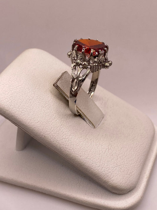 Anillo de Plata 925 con Piedra Roja Diseño Corona Vintage, vista frontal