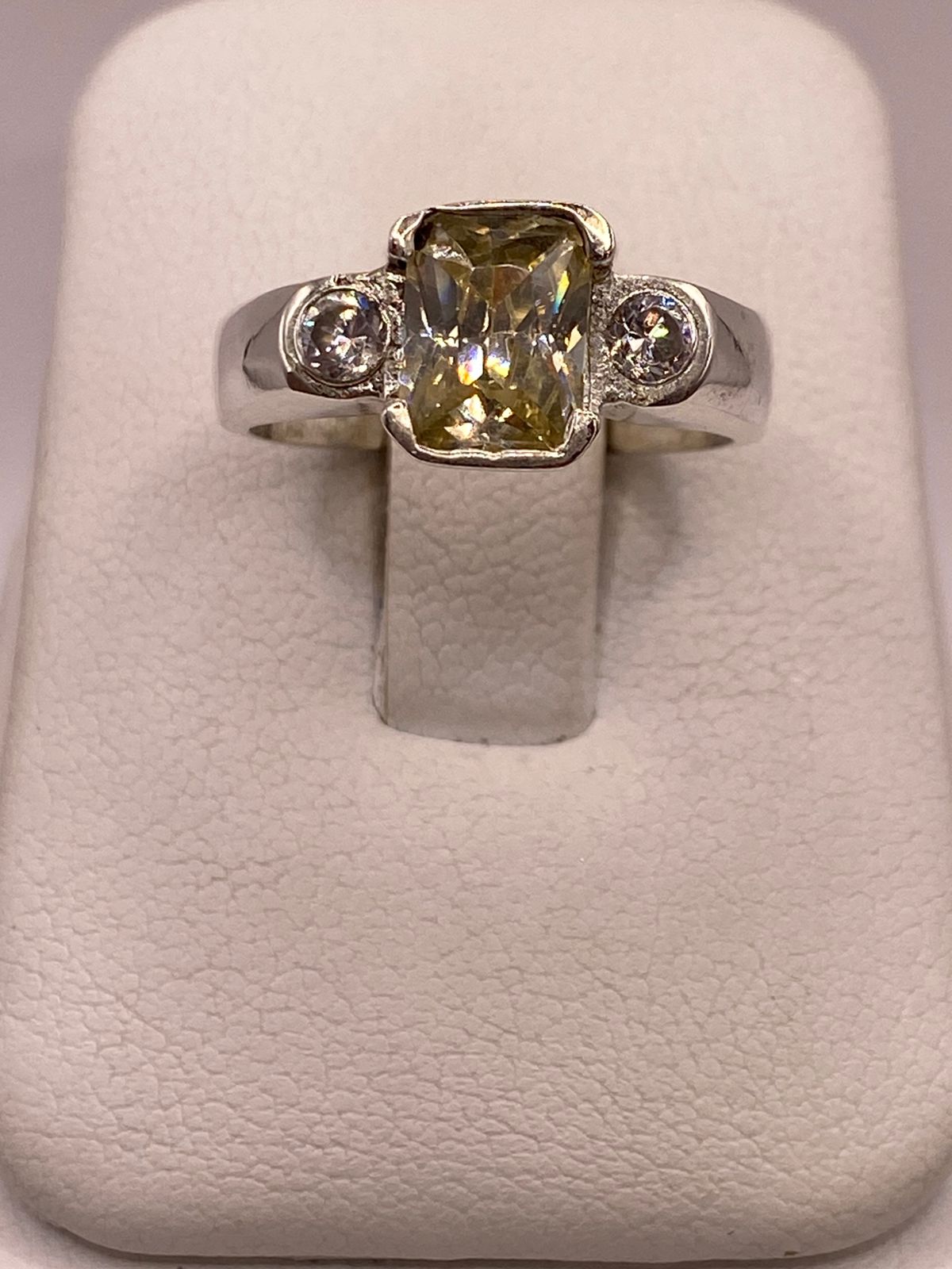 Anillo de Plata 925 con Zirconia Amarilla — ángulo diagonal