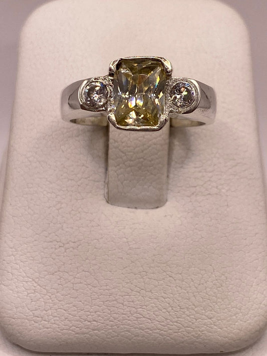 Anillo de Plata 925 con Zirconia Amarilla — ángulo diagonal