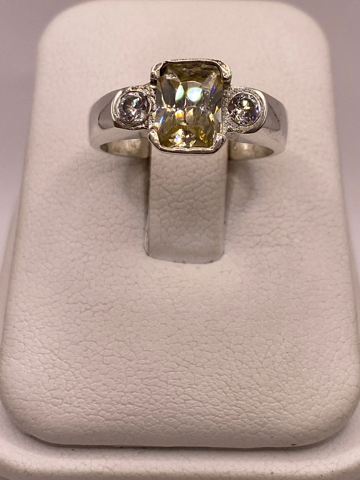 Anillo de Plata 925 con Zirconia Amarilla, vista de detalle