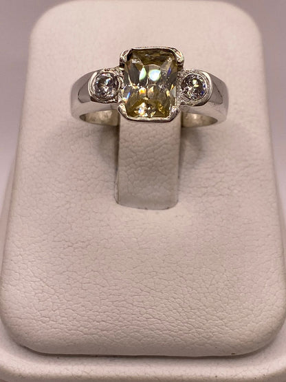 Anillo de Plata 925 con Zirconia Amarilla, vista de detalle