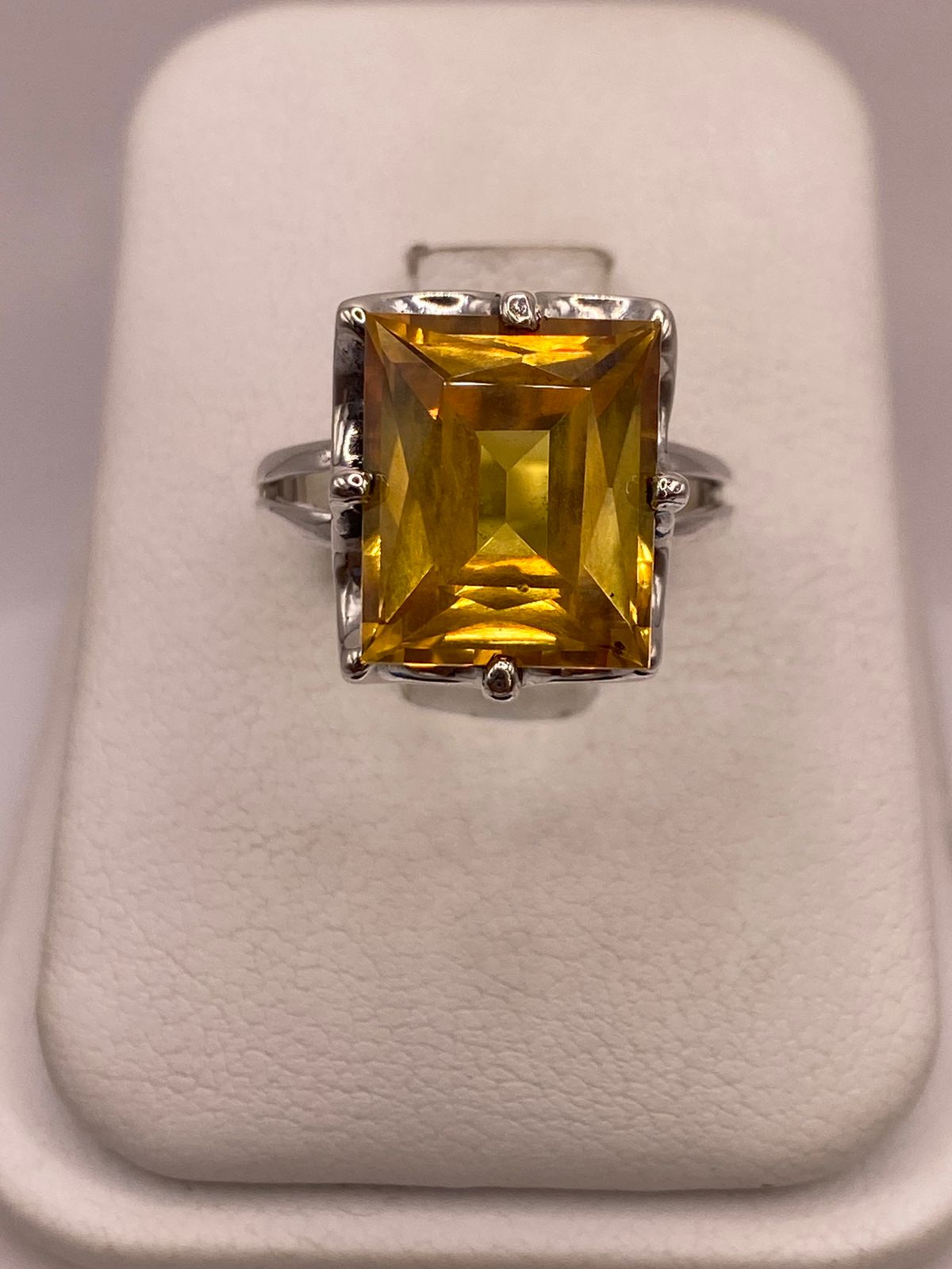 Anillo de Plata 925 con Zirconia Amarilla Cuadrada, vista frontal