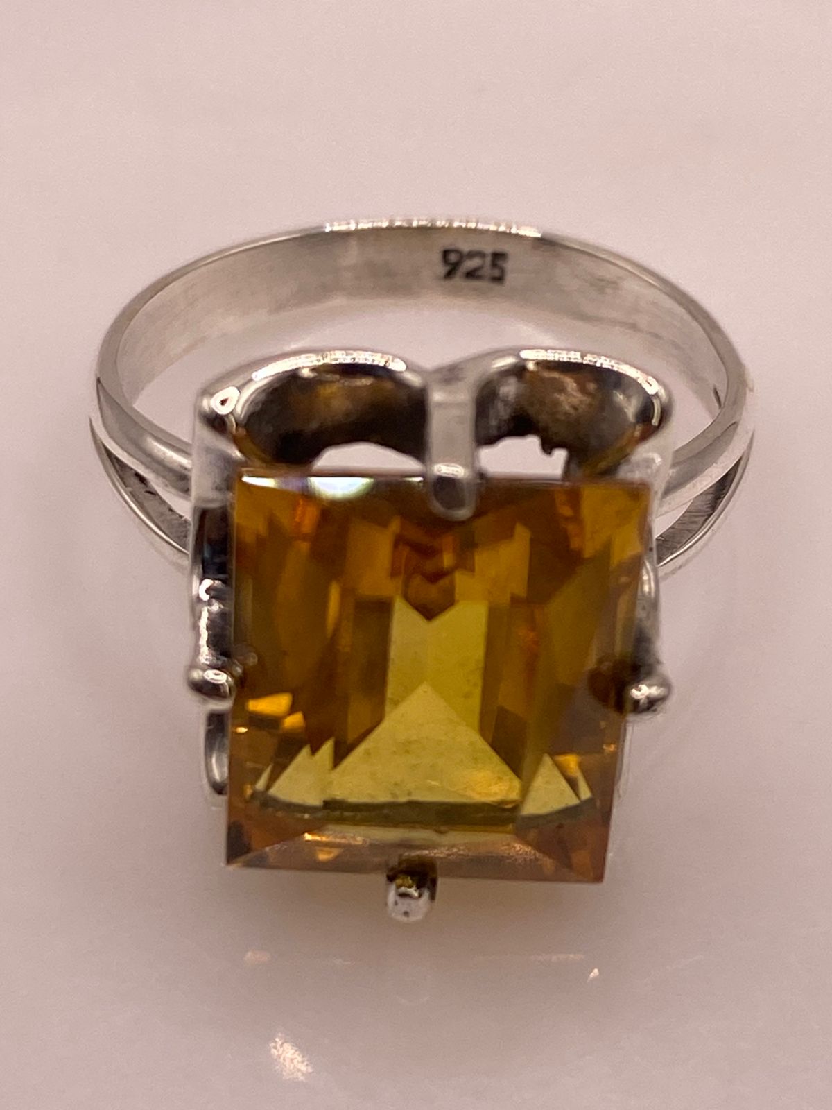 Anillo de Plata 925 con Zirconia Amarilla Cuadrada, sello de autenticidad Plata Ley .925
