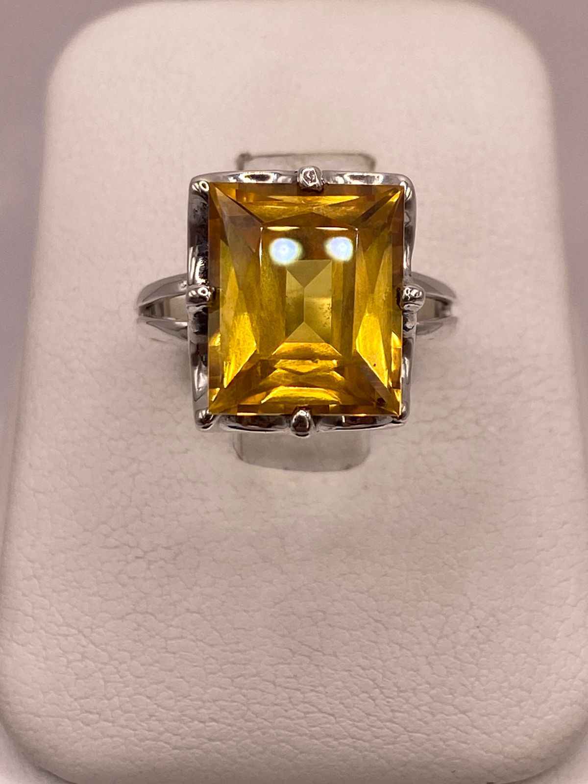 Anillo de Plata 925 con Zirconia Amarilla Cuadrada en báscula mostrando peso