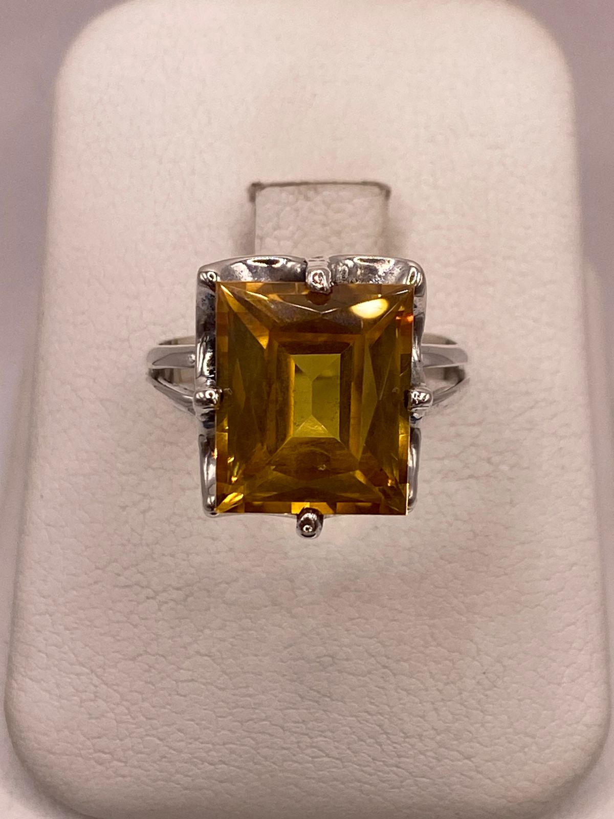 Anillo de Plata 925 con Zirconia Amarilla Cuadrada, vista de detalle