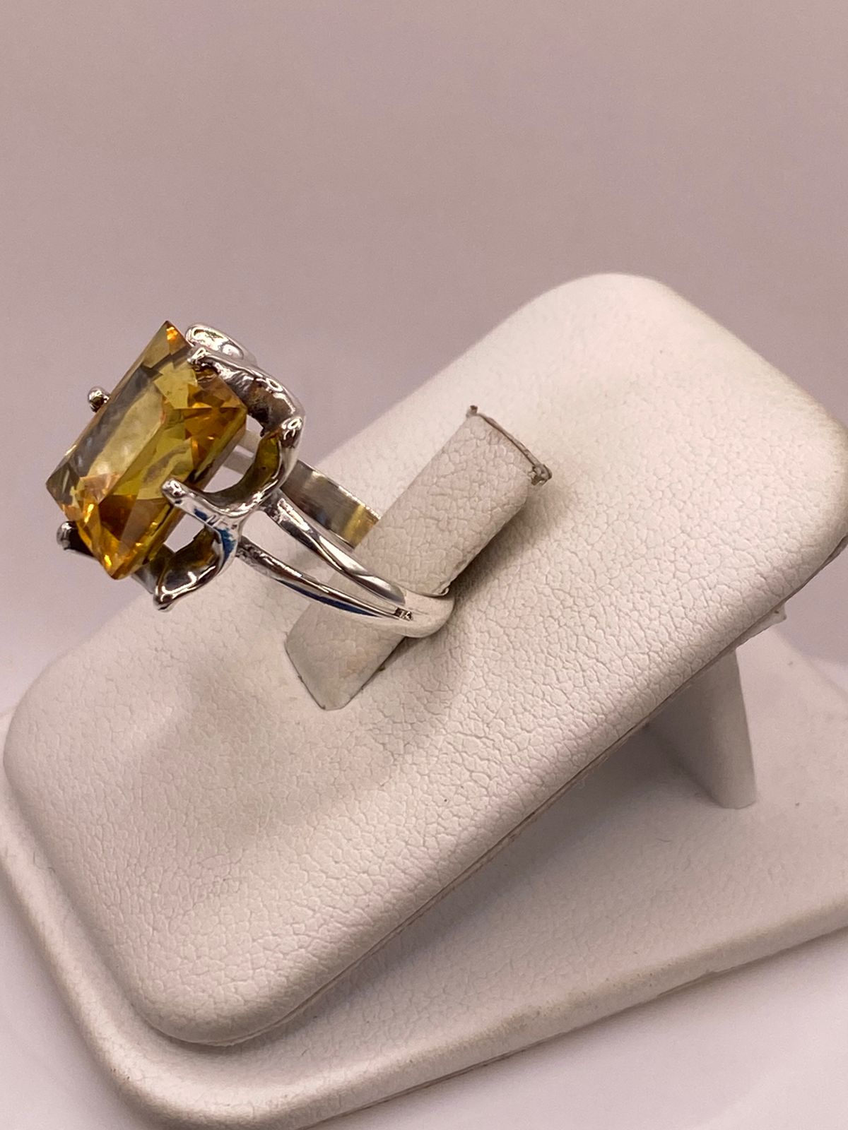 Anillo de Plata 925 con Zirconia Amarilla Cuadrada, vista lateral