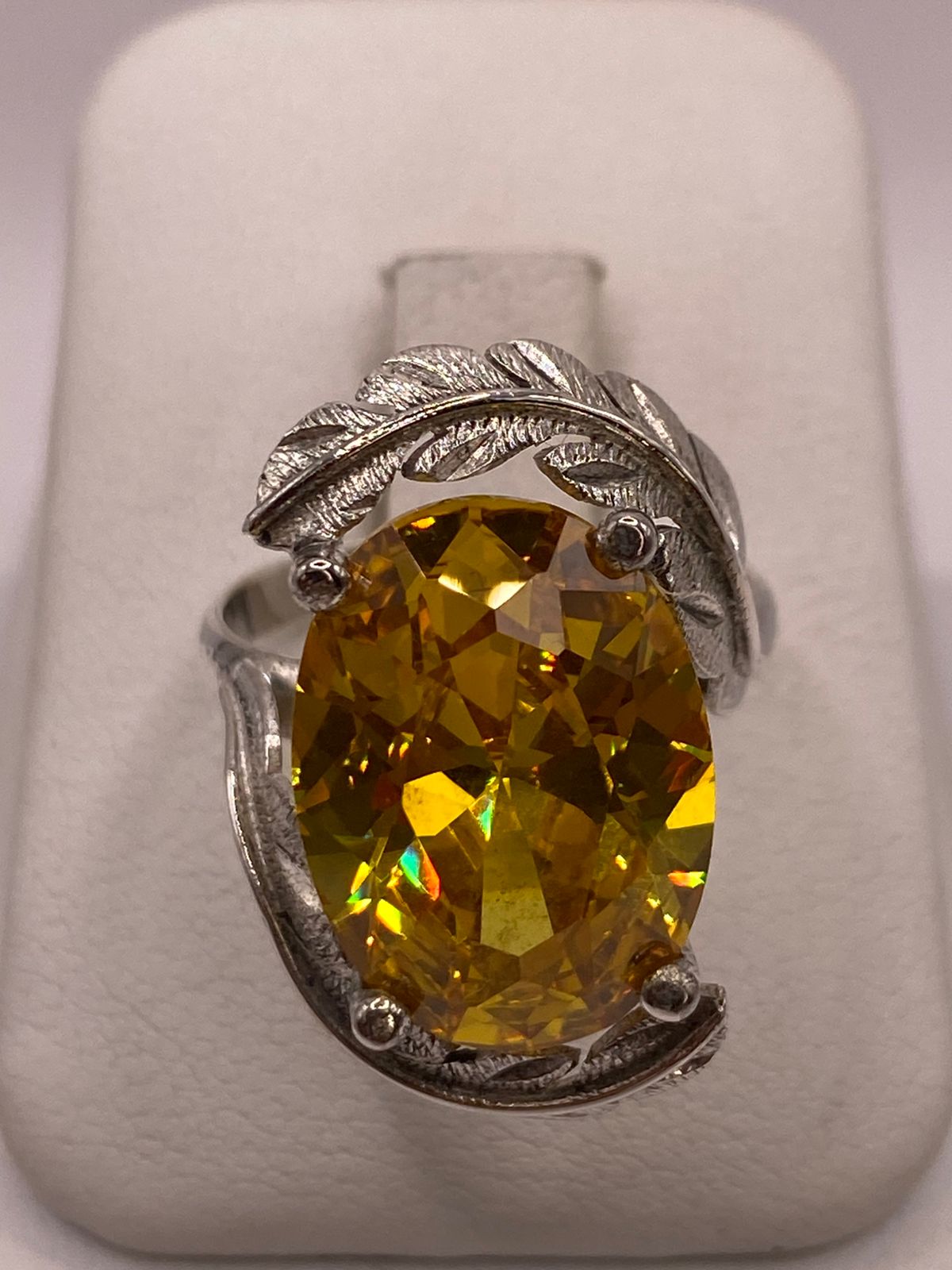 Anillo de Plata 925 con Zirconia Amarilla Ovalada y Diseño de Hojas, vista de detalle