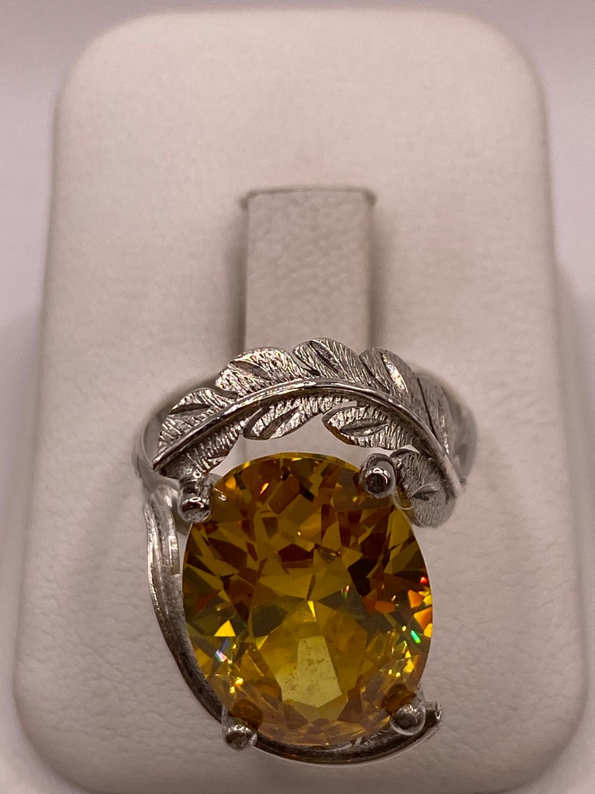 Anillo de Plata 925 con Zirconia Amarilla Ovalada y Diseño de Hojas, vista frontal