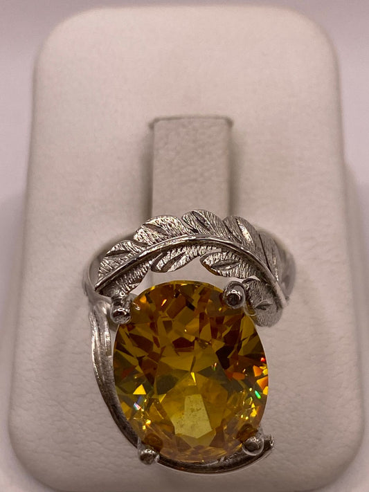 Anillo de Plata 925 con Zirconia Amarilla Ovalada y Diseño de Hojas, vista frontal