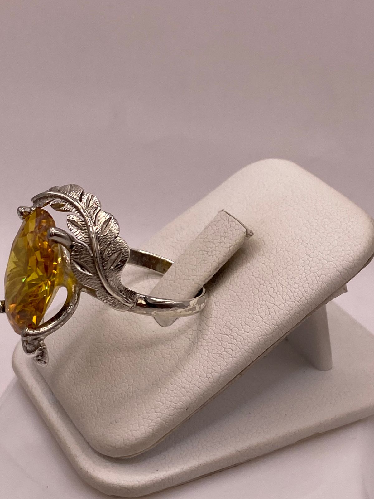 Anillo de Plata 925 con Zirconia Amarilla Ovalada y Diseño de Hojas, vista lateral