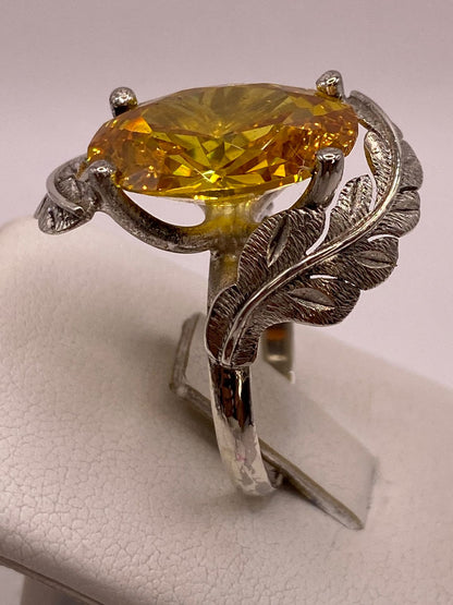 Anillo de Plata 925 con Zirconia Amarilla Ovalada y Diseño de Hojas, vista superior