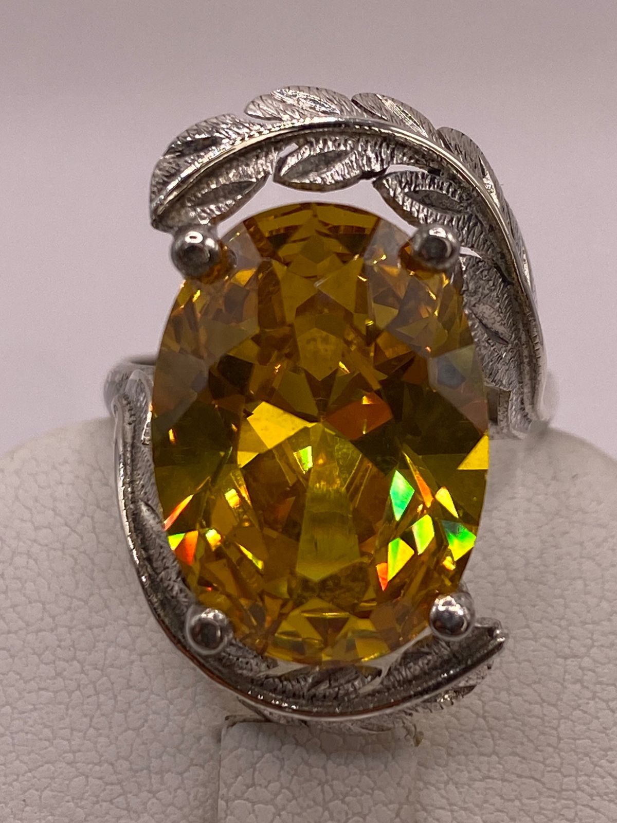 Anillo de Plata 925 con Zirconia Amarilla Ovalada y Diseño de Hojas, sello de autenticidad Plata Ley .925