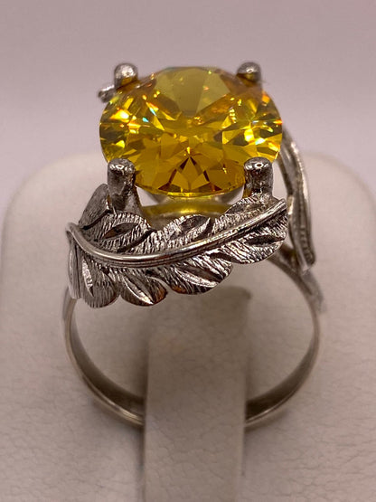 Anillo de Plata 925 con Zirconia Amarilla Ovalada y Diseño de Hojas, vista posterior