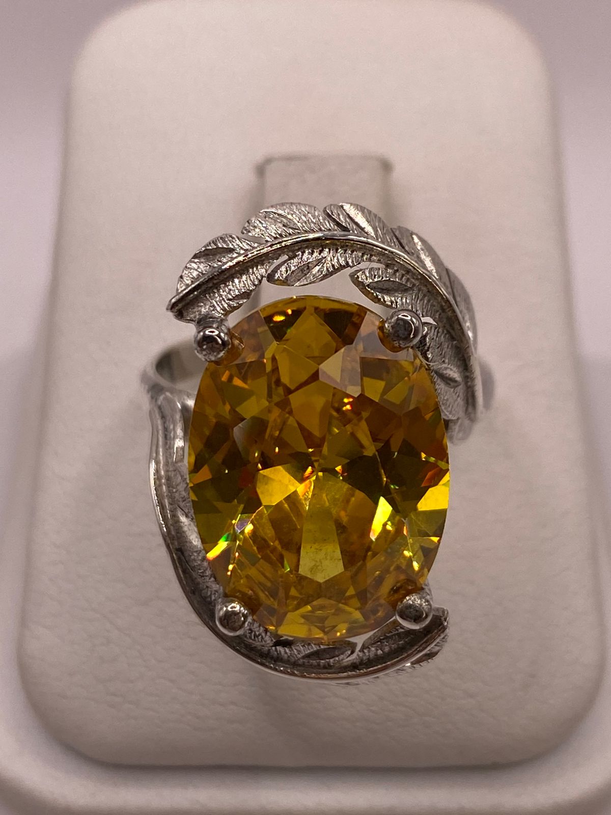 Anillo de Plata 925 con Zirconia Amarilla Ovalada y Diseño de Hojas — detalle de acabado