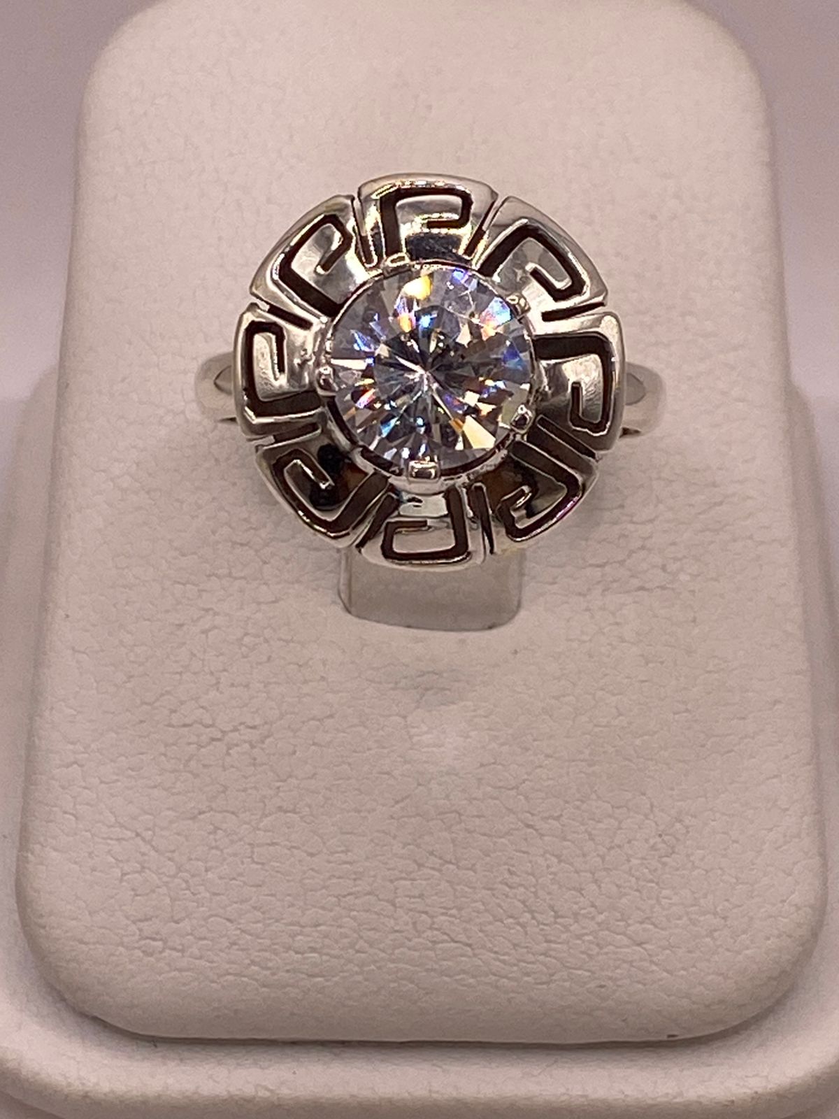 Anillo de Plata 925 con Zirconia Blanca Facetada Diseño Circular Tipo Greca en báscula mostrando peso
