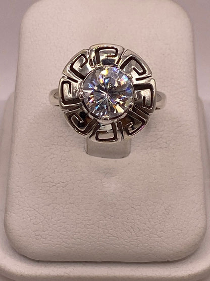 Anillo de Plata 925 con Zirconia Blanca Facetada Diseño Circular Tipo Greca en báscula mostrando peso