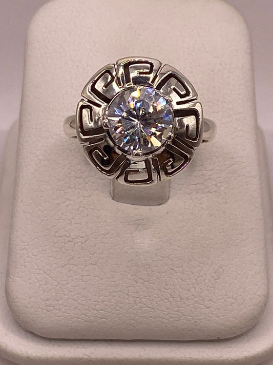 Anillo de Plata 925 con Zirconia Blanca Facetada Diseño Circular Tipo Greca en báscula mostrando peso