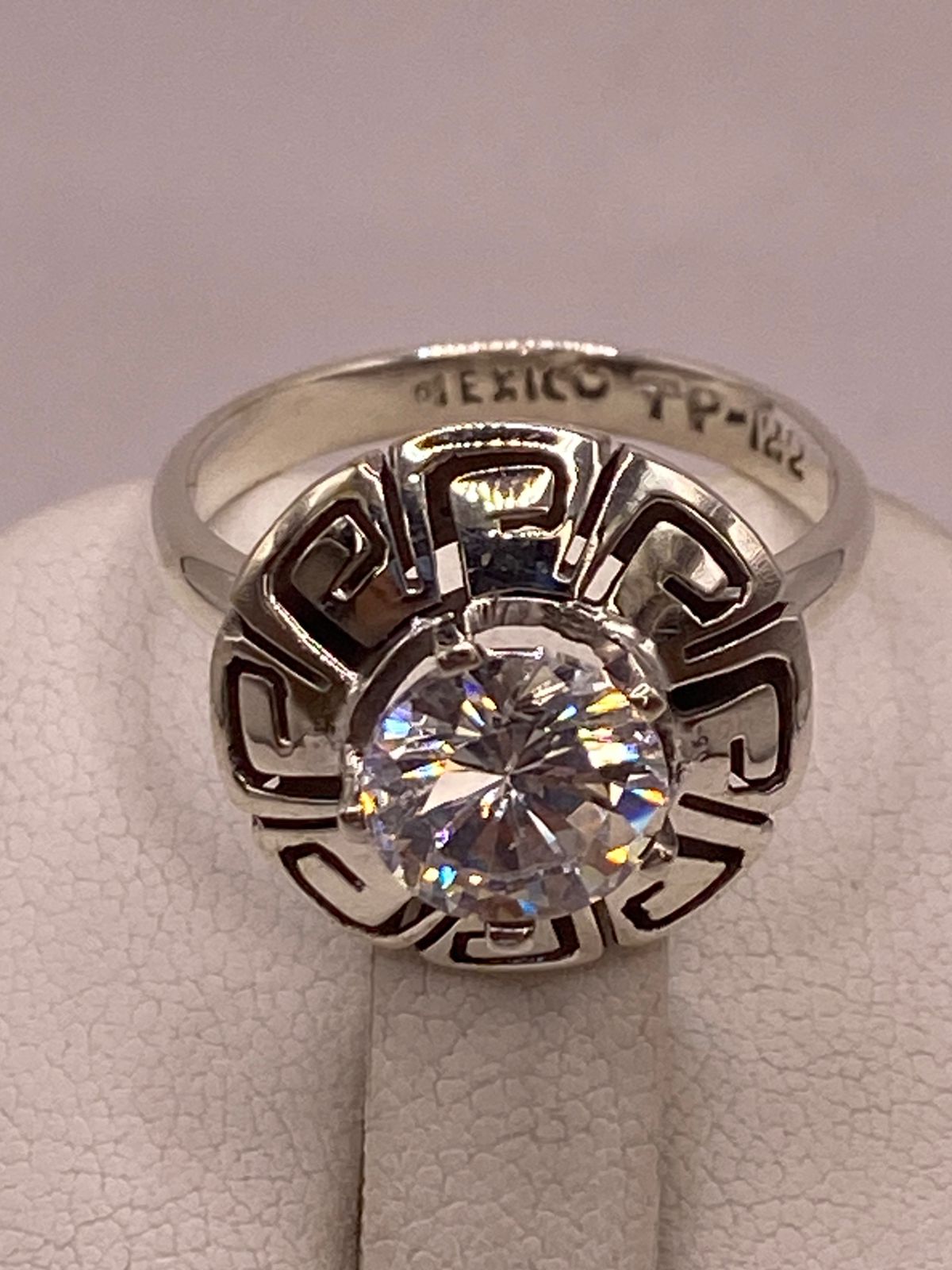 Anillo de Plata 925 con Zirconia Blanca Facetada Diseño Circular Tipo Greca, sello de autenticidad Plata Ley .925