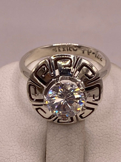 Anillo de Plata 925 con Zirconia Blanca Facetada Diseño Circular Tipo Greca, sello de autenticidad Plata Ley .925