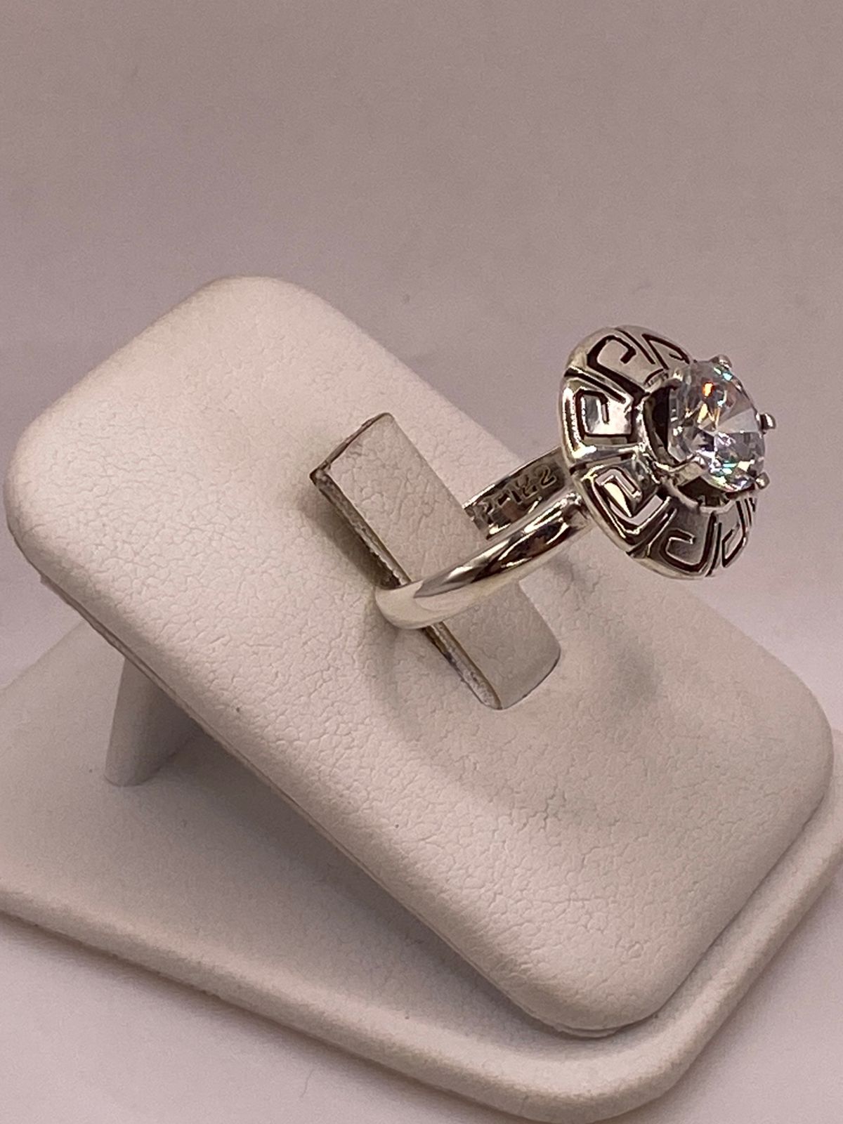 Anillo de Plata 925 con Zirconia Blanca Facetada Diseño Circular Tipo Greca, vista lateral