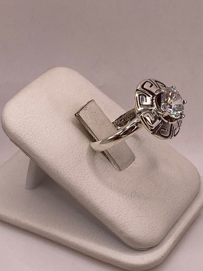 Anillo de Plata 925 con Zirconia Blanca Facetada Diseño Circular Tipo Greca, vista lateral