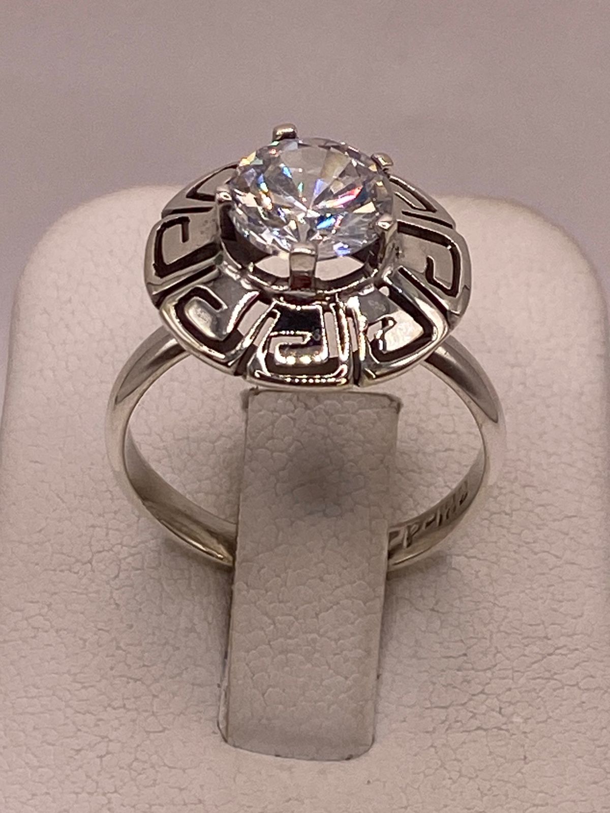 Anillo de Plata 925 con Zirconia Blanca Facetada Diseño Circular Tipo Greca, vista superior