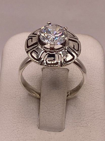 Anillo de Plata 925 con Zirconia Blanca Facetada Diseño Circular Tipo Greca, vista superior