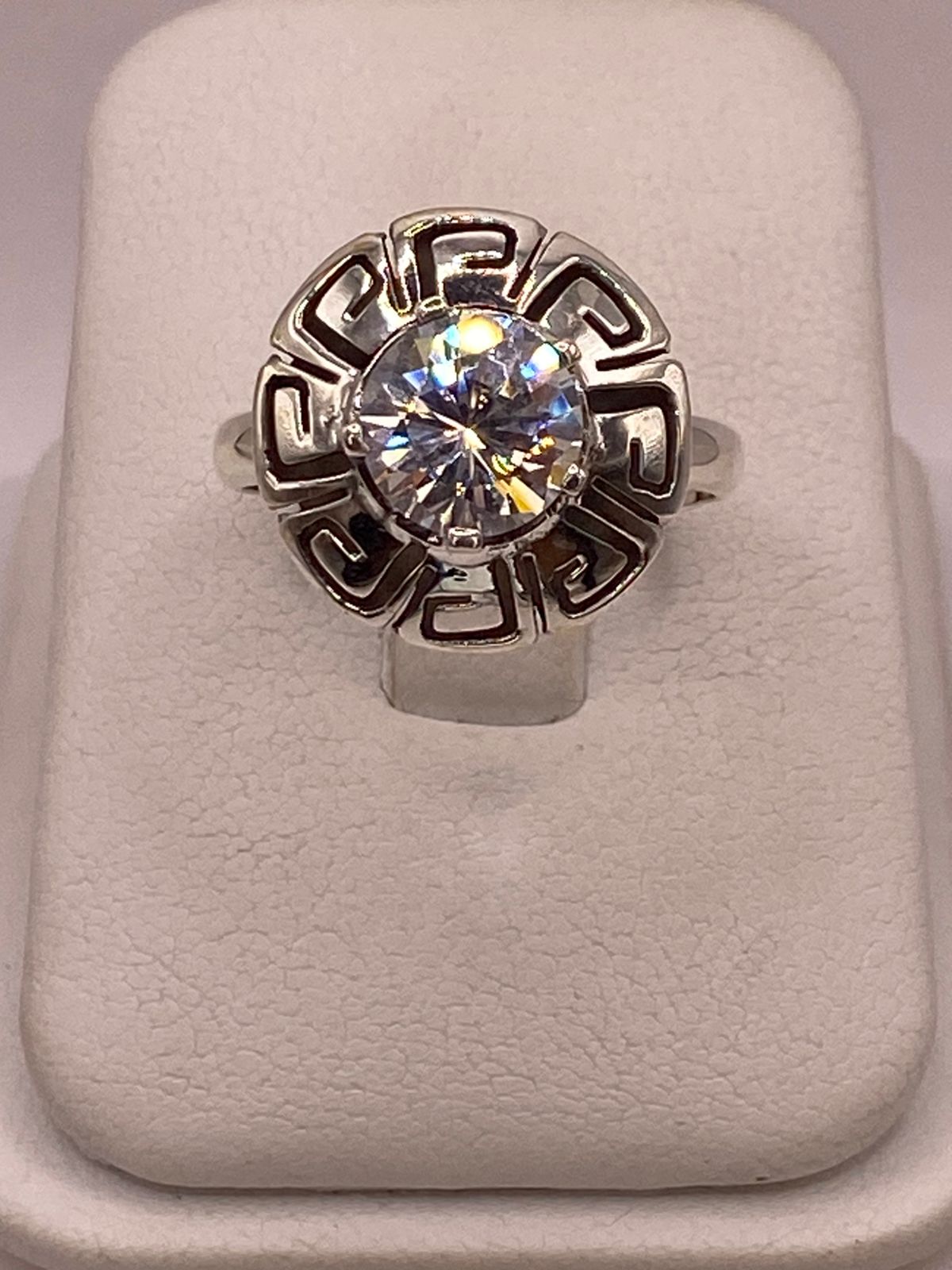 Anillo de Plata 925 con Zirconia Blanca Facetada Diseño Circular Tipo Greca, vista de detalle