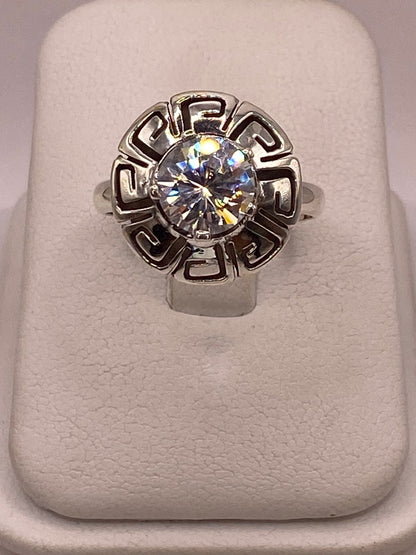Anillo de Plata 925 con Zirconia Blanca Facetada Diseño Circular Tipo Greca, vista de detalle