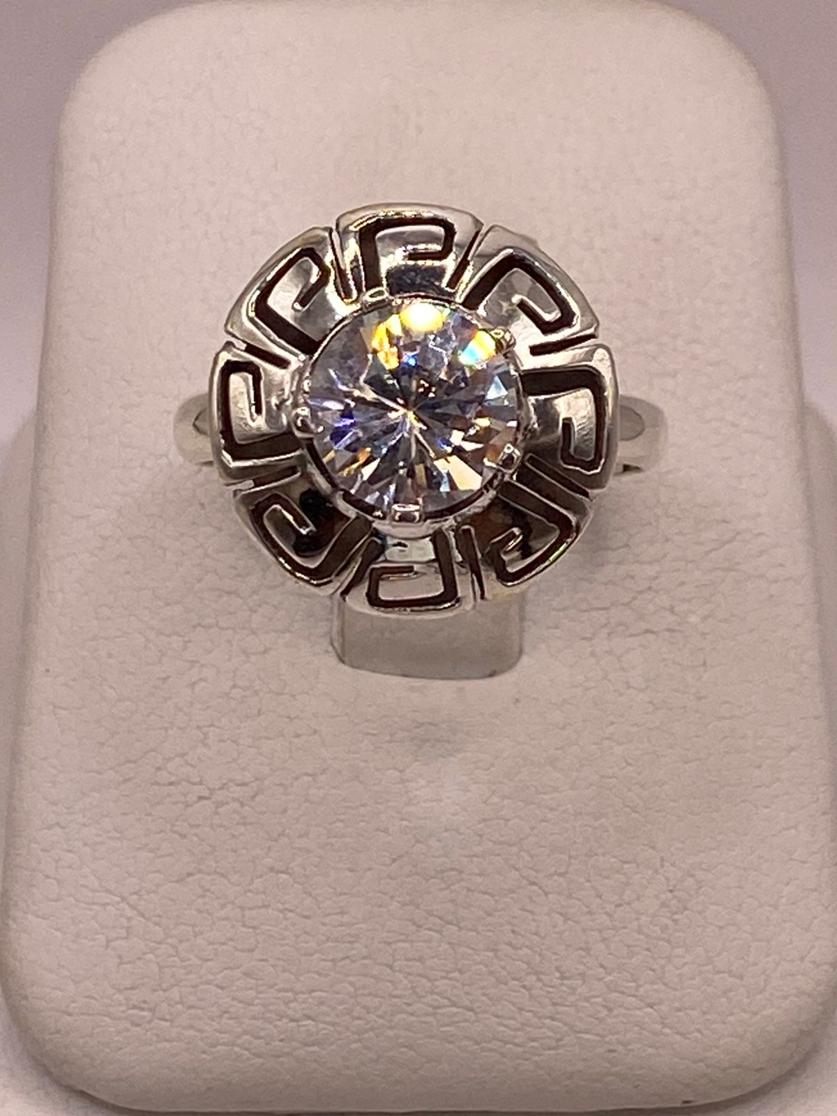 Anillo de Plata 925 con Zirconia Blanca Facetada Diseño Circular Tipo Greca, vista frontal